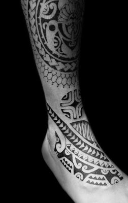  Tatouage maori, polynésien sur le bas de la jambe et sur la cheville